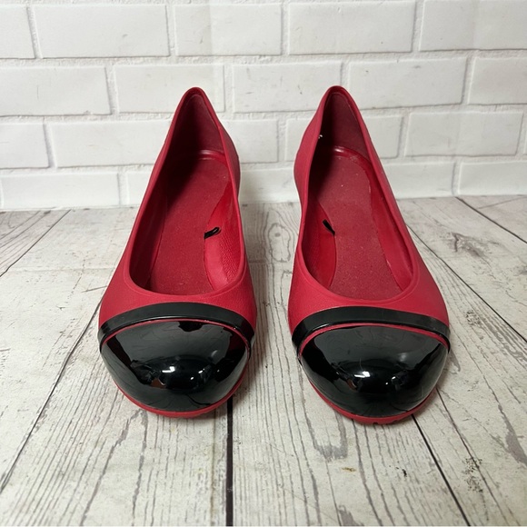 Crocs Cap Toe Wedge Heel Red Black Wedges Women Size 9 - Picture 8 of 8